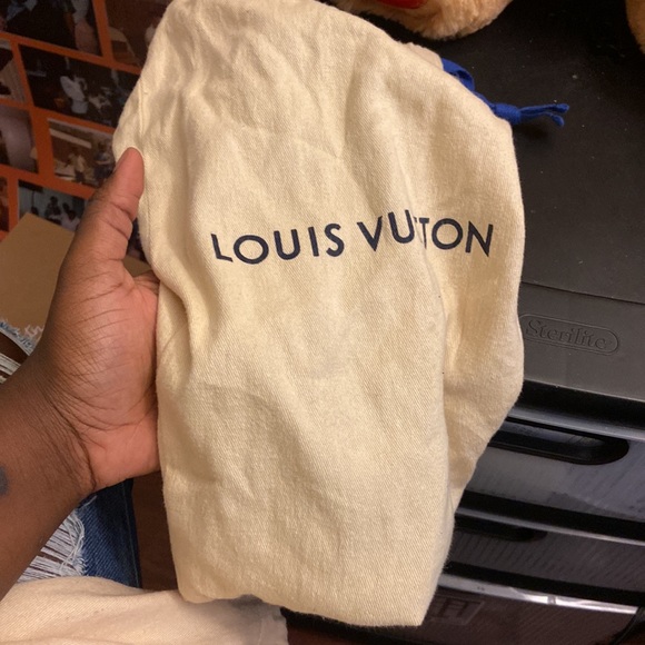 Louis Vuitton - Picture 2 of 4